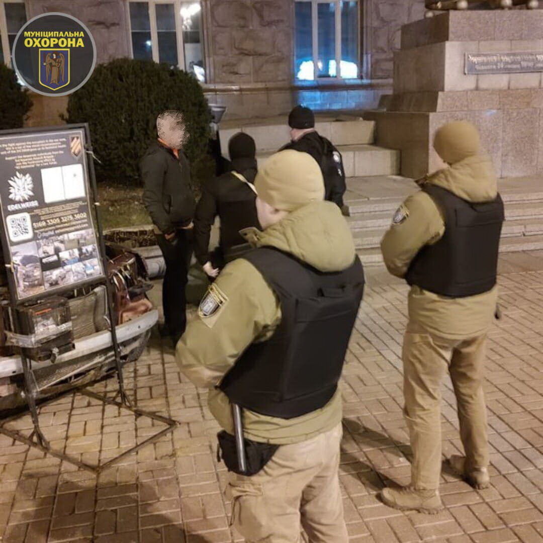 Поводився агресивно та зухвало: у Києві затримали хлопця, який намагався вкрасти благодійну допомогу для ЗСУ. Фото