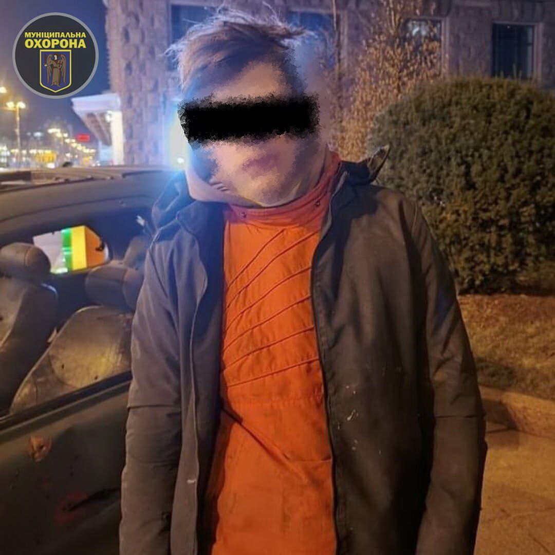 Поводився агресивно та зухвало: у Києві затримали хлопця, який намагався вкрасти благодійну допомогу для ЗСУ. Фото