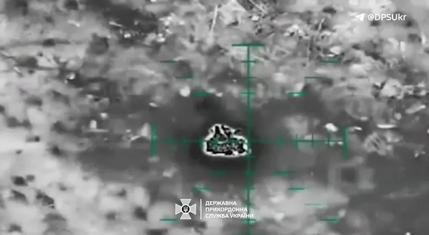 Враг обречен: на Харьковщине дрон пограничников метко отработал по блиндажу окупантов. Видео