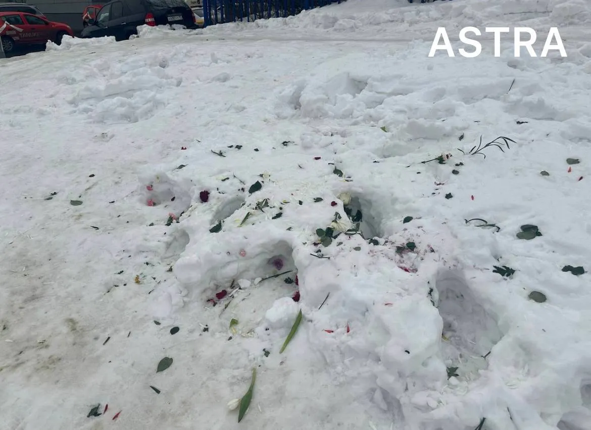 Російськи комунальники скрізь знищили меморіали Навальному: всі квіти викинули. Фото