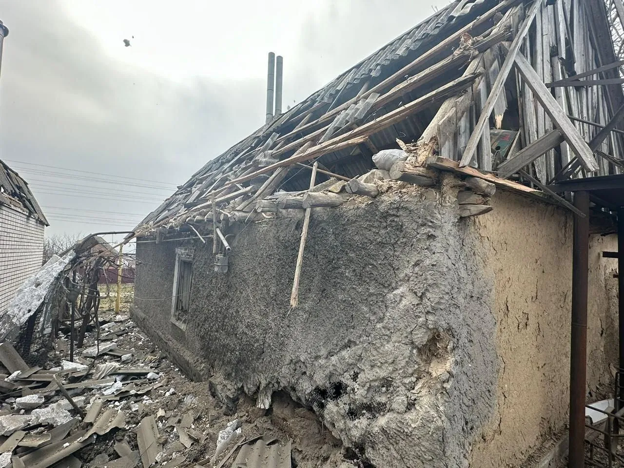 Росіяни обстріляли Нікопольський район: пошкоджено житлові будинки, постраждали люди. Фото