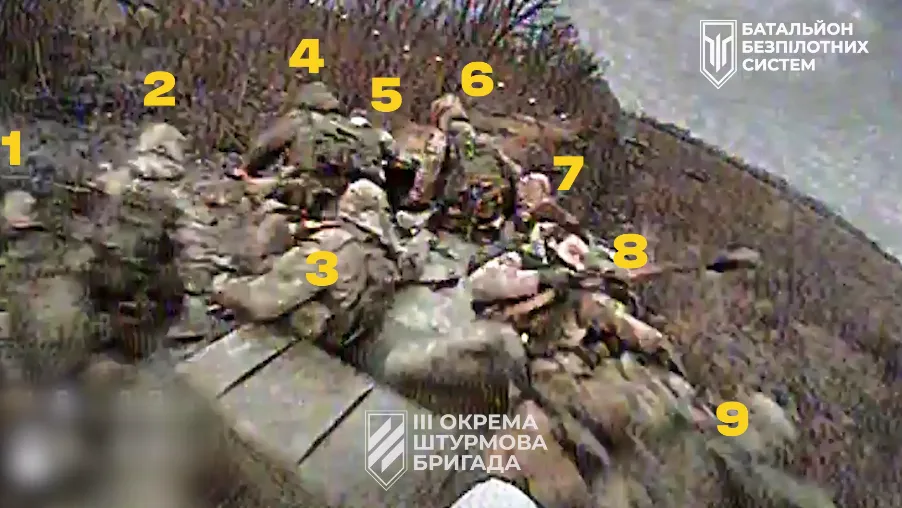 Украинские воины одним FPV-дроном отменяли сразу 11 окупантов на БМП. Видео
