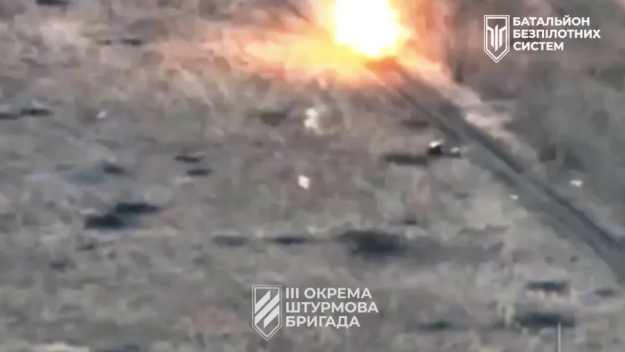 Украинские воины одним FPV-дроном отменяли сразу 11 окупантов на БМП. Видео