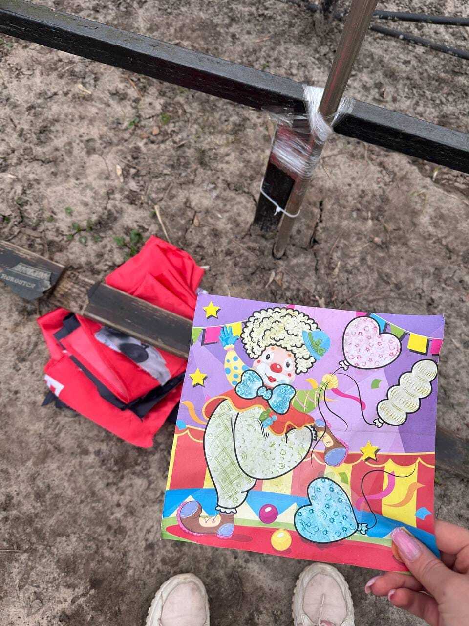 В Днепре на могиле воина неизвестные оставили открытку с клоуном