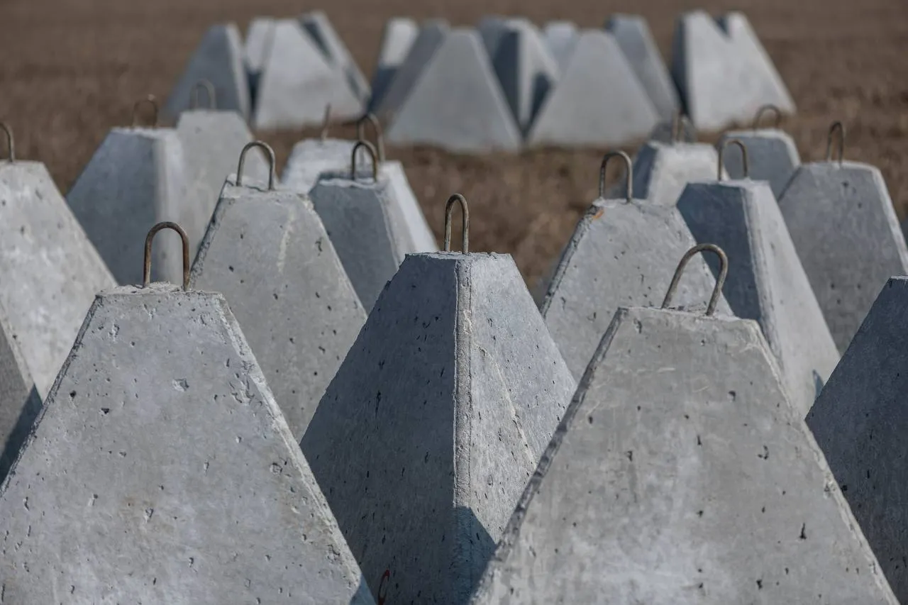 Зуби дракона, бетонні укриття і вогневі позиції: в Міноборони показали зведення фортифікацій на Запорізькому напрямку. Фото