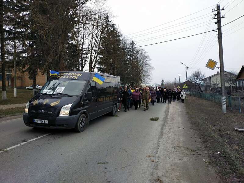 Без тата залишилась донька: на Хмельниччині попрощалися із захисником, який загинув у день народження дружини. Фото