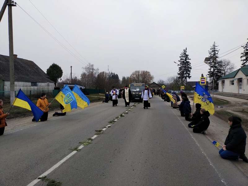Без тата залишилась донька: на Хмельниччині попрощалися із захисником, який загинув у день народження дружини. Фото