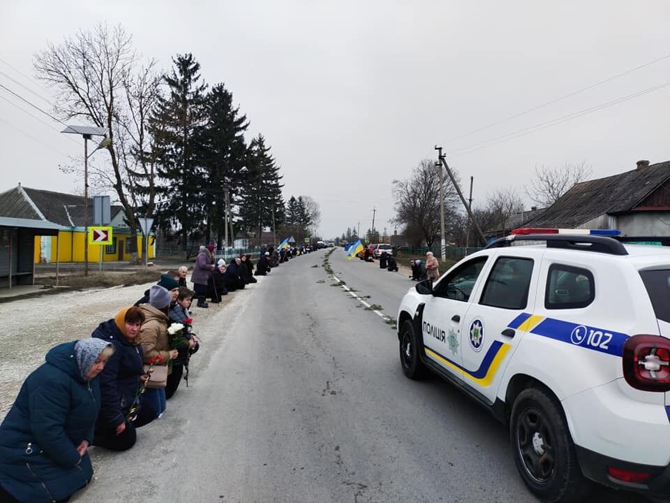 Без тата залишилась донька: на Хмельниччині попрощалися із захисником, який загинув у день народження дружини. Фото