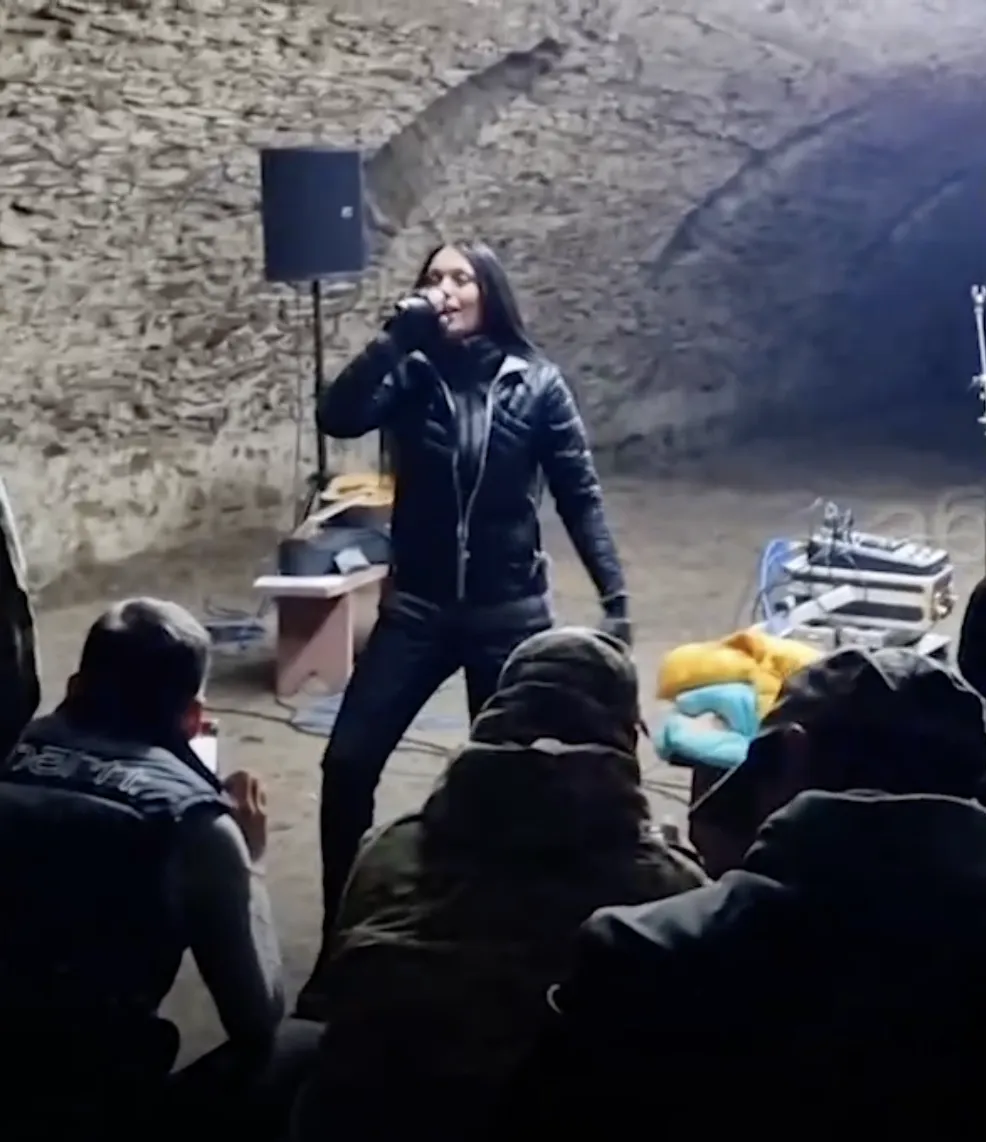 They applauded on the bones and ruins. The Russian occupiers were given a concert in Avdeevka, which they destroyed.