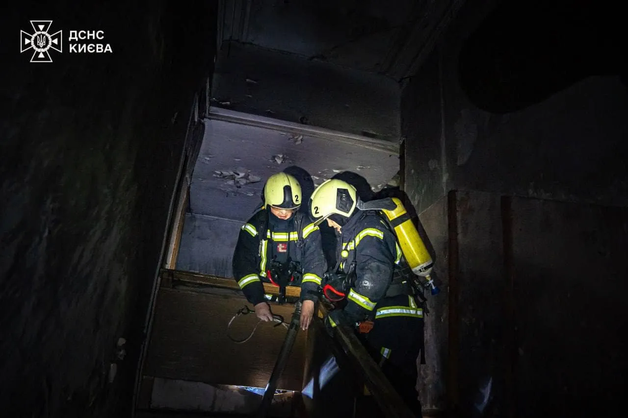 У Києві сталась пожежа у відселеній будівлі: є загиблий. Подробиці і фото dqxikeidqxiqqeant