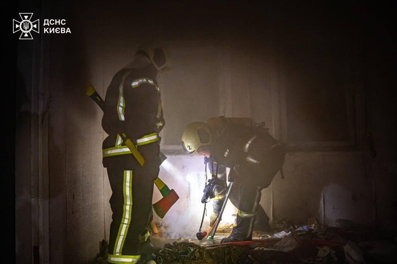 У Києві сталась пожежа у відселеній будівлі: є загиблий. Подробиці і фото