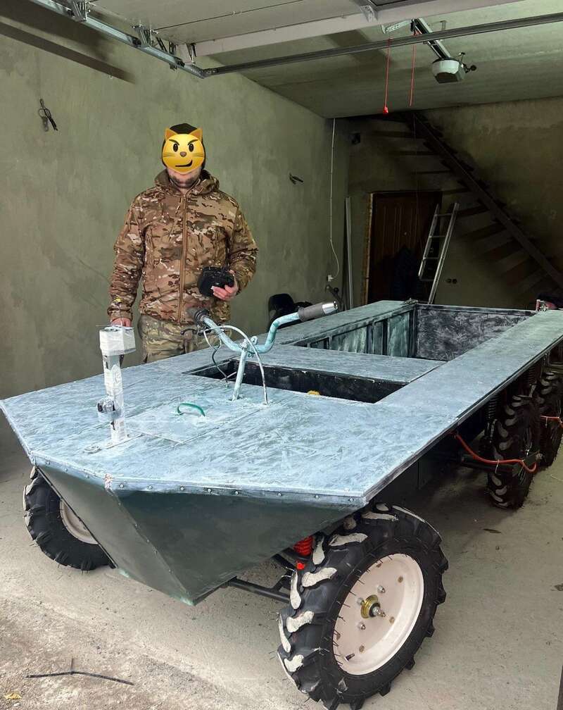 Збирає місцевий Генрі Форд: під Києвом помітили незвичний саморобний транспорт. Фото і подробиці