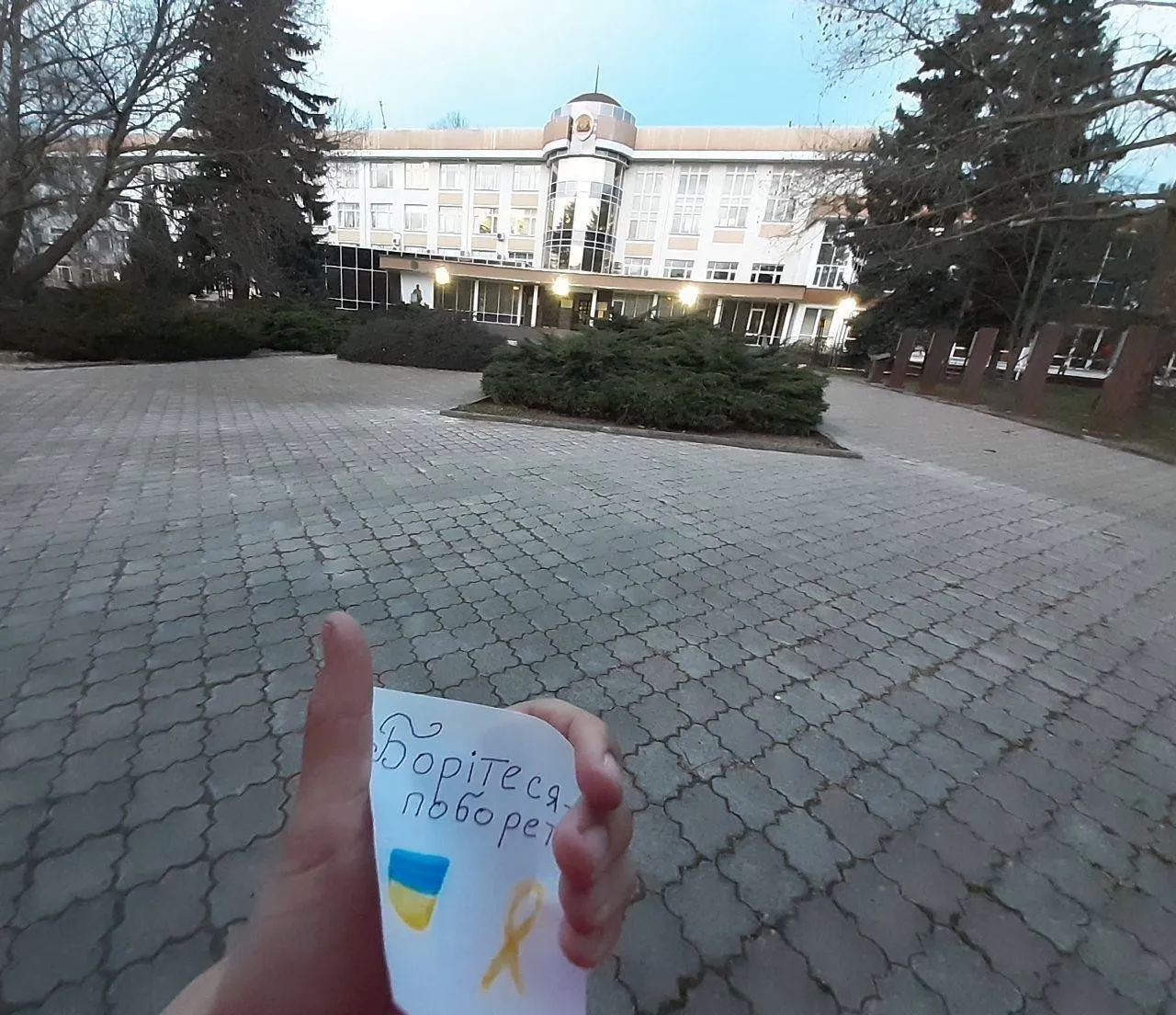 У Криму патріоти сміливо відзначили 210-й день народження Тараса Шевченка. Фото dqxikeidqxitkant