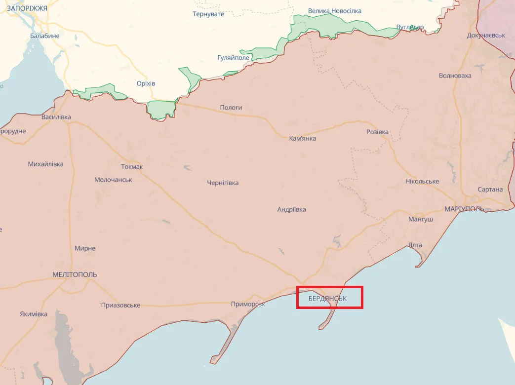 В окупованому Бердянську прогримів вибух у районі аеропорту, видніється дим. Фото