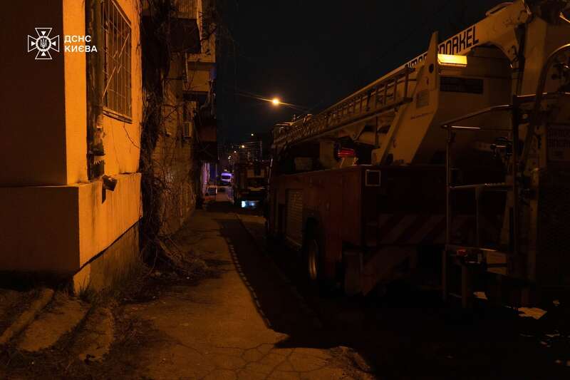 У Києві під час пожежі в квартирі рятувальники виявили тіла двох осіб: подробиці трагедії. Фото dqxikeidqxiqxxant