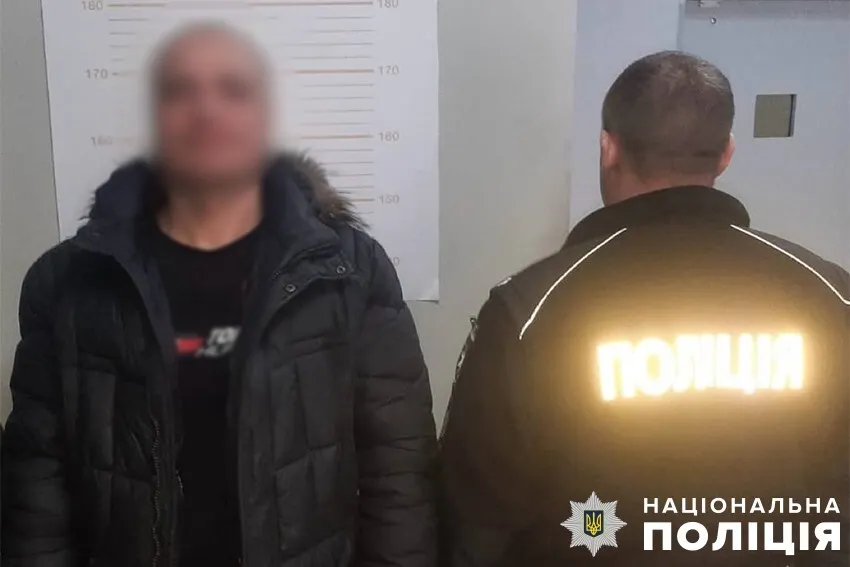 В Киеве мужчина несколько раз выстрелил в сторону прохожего. Фото и подробности