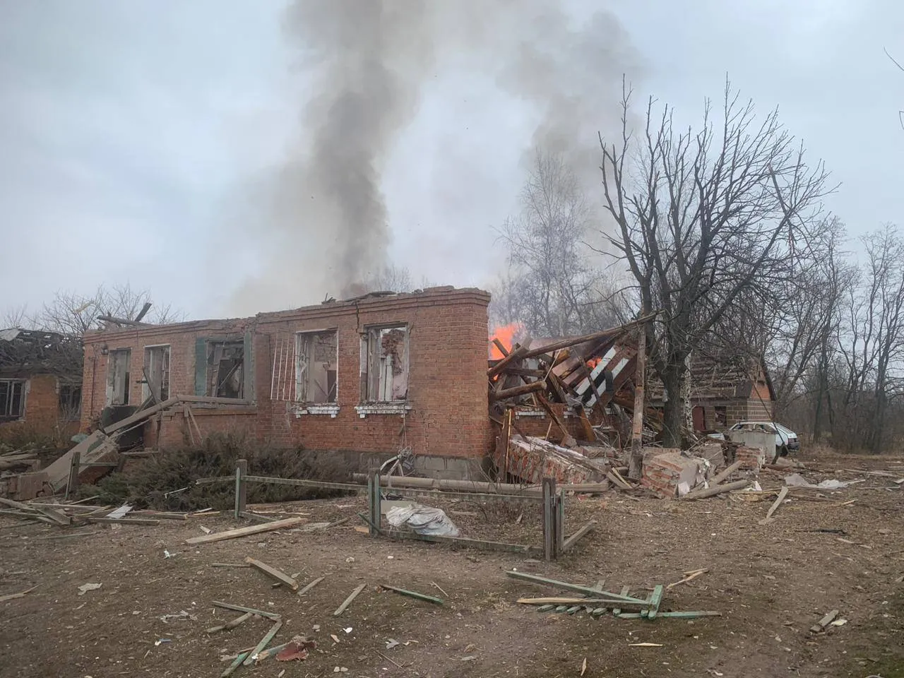 В Харьковской области оккупанты обстреляли временный пункт скорой медпомощи: есть раненые. Фото