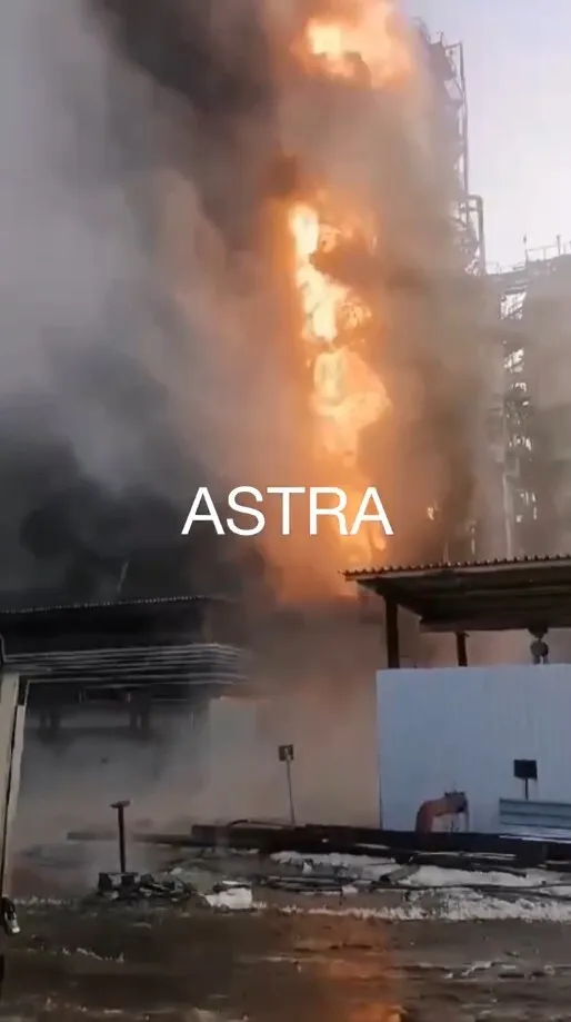 В России пожар на пораженном дронами НПЗ тушили почти сутки