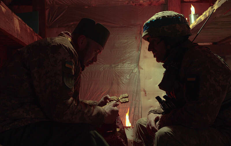 Украинский военный и капеллан, иллюстративное изображение.