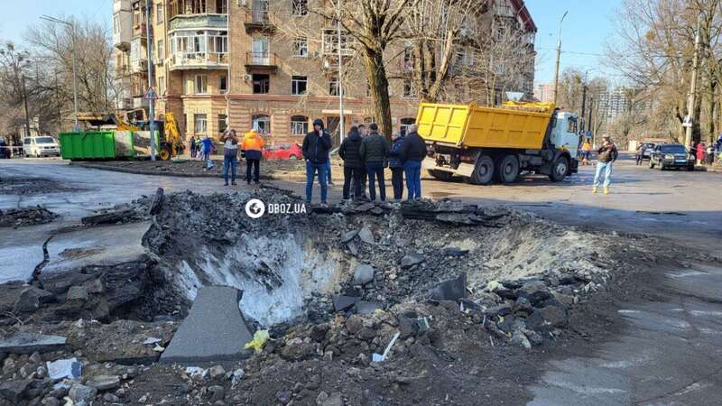 Уламок ракети влучив у будинок, який пережив Другу світову війну: наслідки ракетної атаки на Київ. Фоторепортаж