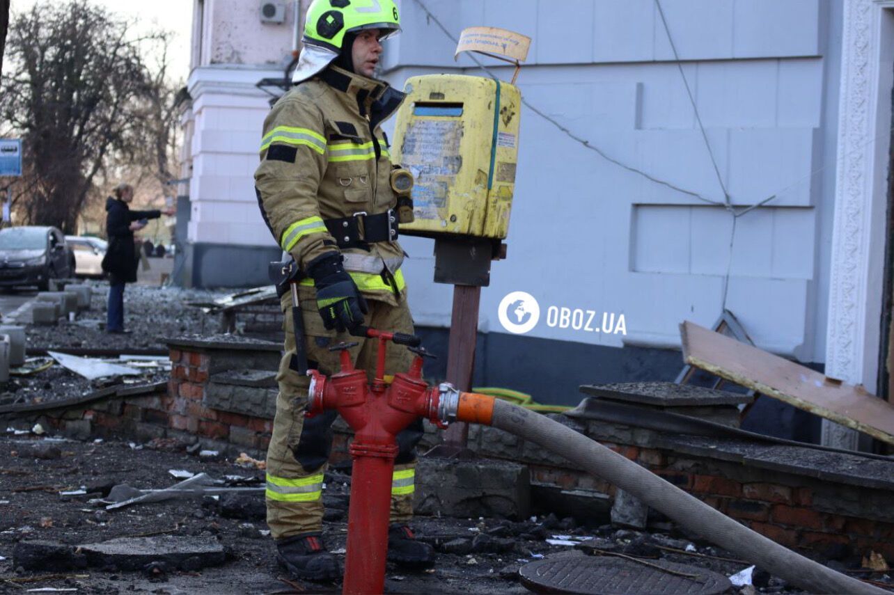 Уламок ракети влучив у будинок, який пережив Другу світову війну: наслідки ракетної атаки на Київ. Фоторепортаж