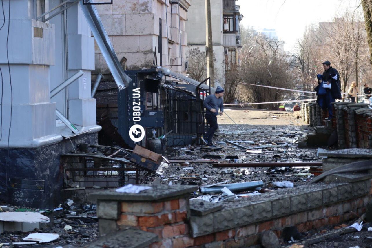 Уламок ракети влучив у будинок, який пережив Другу світову війну: наслідки ракетної атаки на Київ. Фоторепортаж