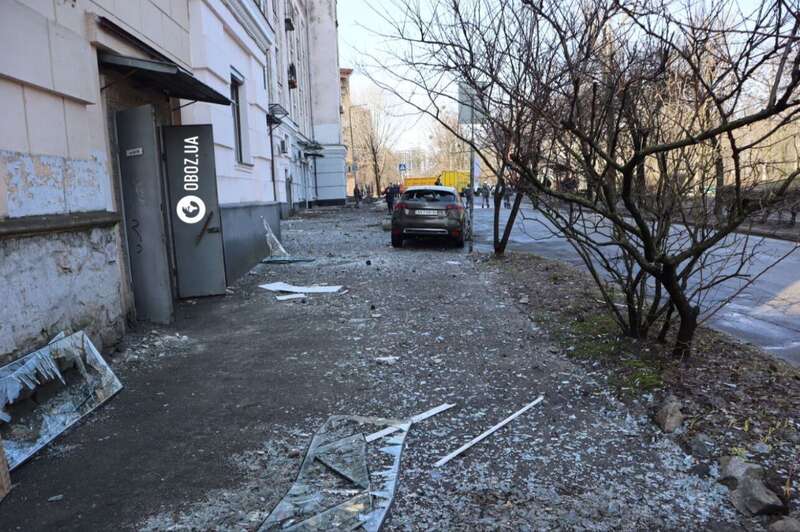 Уламок ракети влучив у будинок, який пережив Другу світову війну: наслідки ракетної атаки на Київ. Фоторепортаж