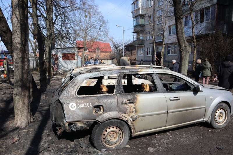 Бойова частина ракети біля під’їзду та вирва у дворі: наслідки ракетної атаки на Київ. Фоторепортаж