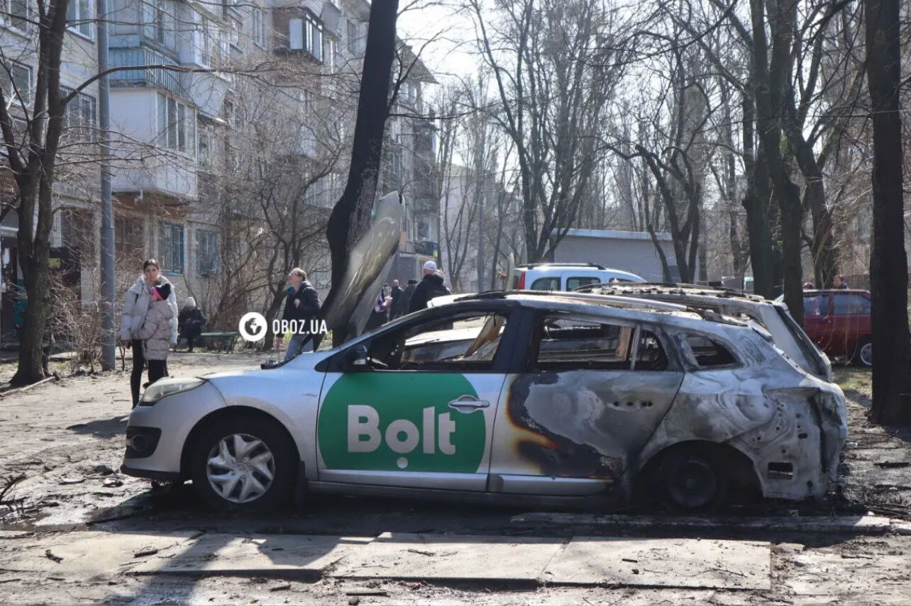 Бойова частина ракети біля під’їзду та вирва у дворі: наслідки ракетної атаки на Київ. Фоторепортаж