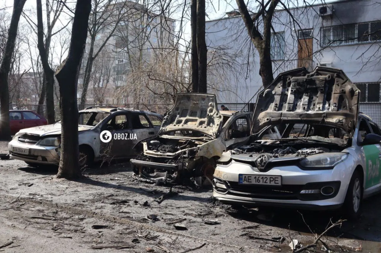 Бойова частина ракети біля під’їзду та вирва у дворі: наслідки ракетної атаки на Київ. Фоторепортаж