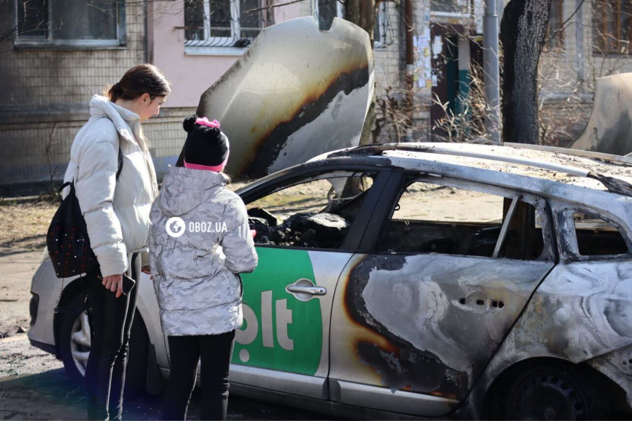 Бойова частина ракети біля під’їзду та вирва у дворі: наслідки ракетної атаки на Київ. Фоторепортаж