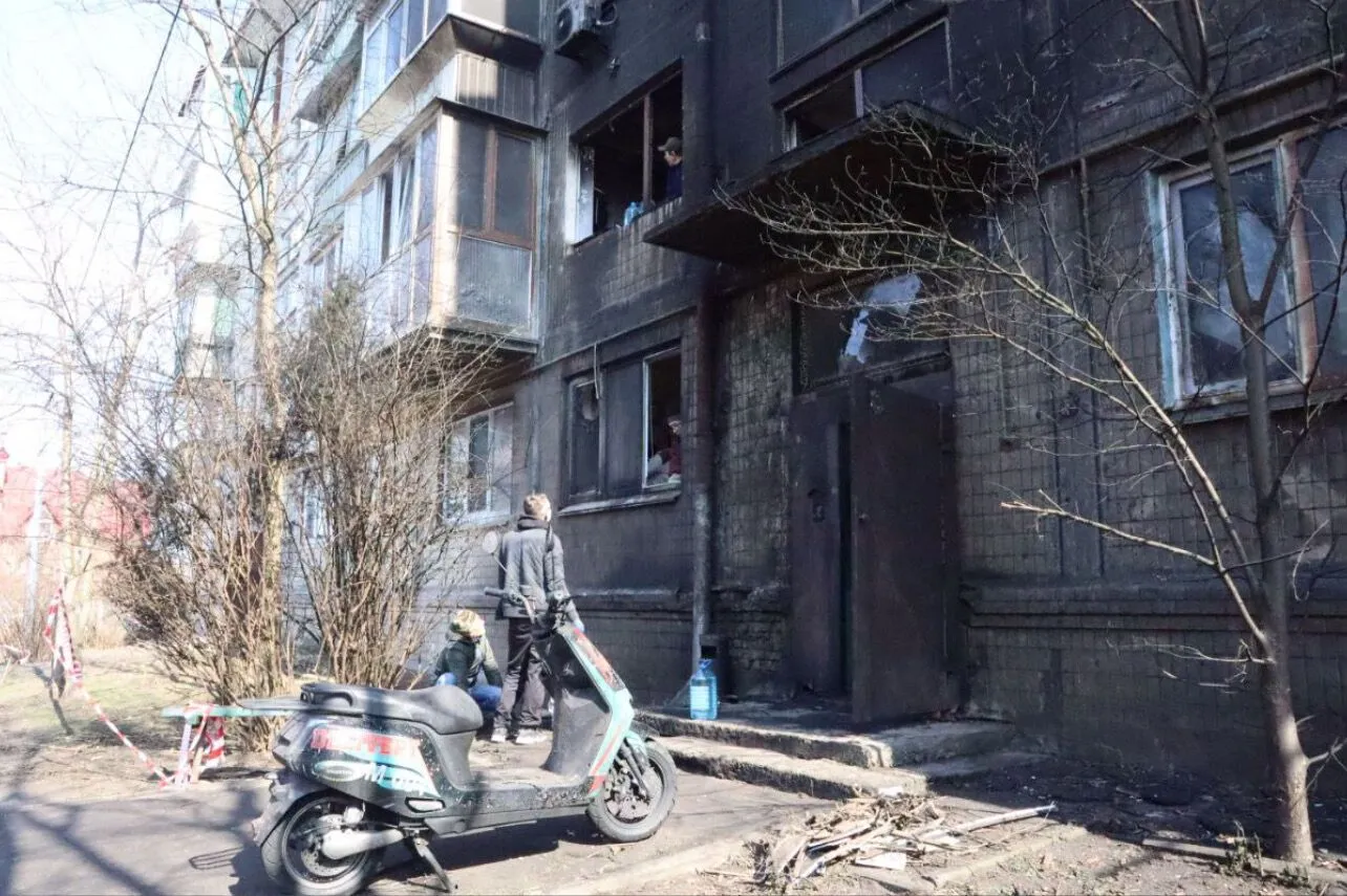 Бойова частина ракети біля під’їзду та вирва у дворі: наслідки ракетної атаки на Київ. Фоторепортаж