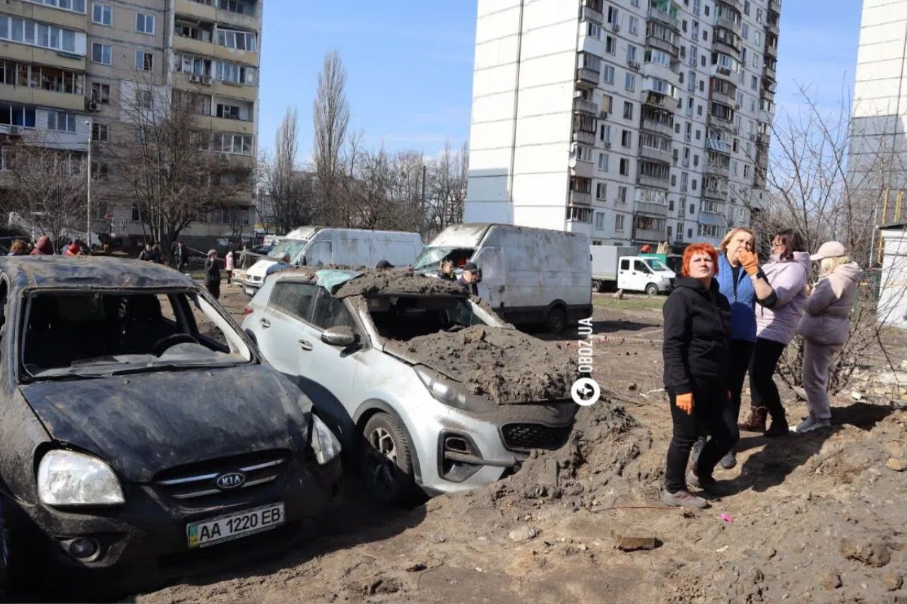 Бойова частина ракети біля під’їзду та вирва у дворі: наслідки ракетної атаки на Київ. Фоторепортаж