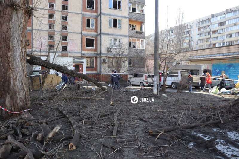Бойова частина ракети біля під’їзду та вирва у дворі: наслідки ракетної атаки на Київ. Фоторепортаж
