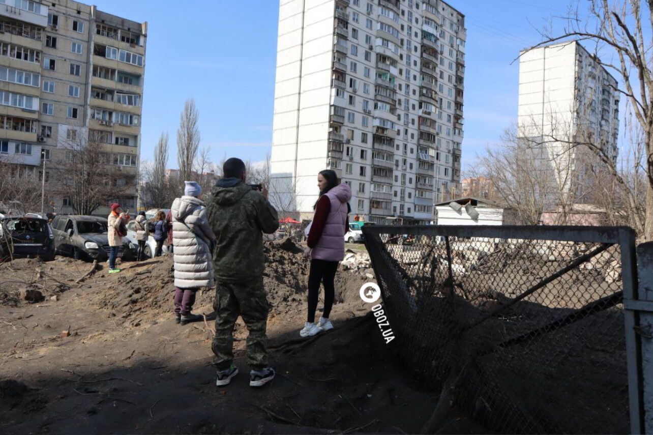 Бойова частина ракети біля під’їзду та вирва у дворі: наслідки ракетної атаки на Київ. Фоторепортаж