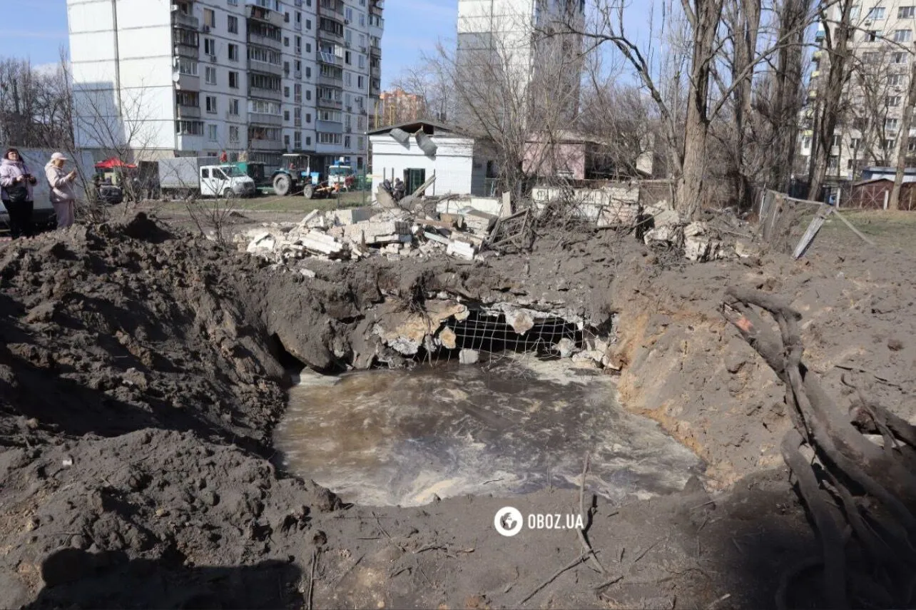 Бойова частина ракети біля під’їзду та вирва у дворі: наслідки ракетної атаки на Київ. Фоторепортаж