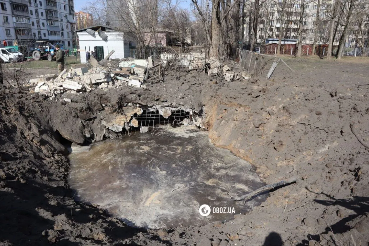 Бойова частина ракети біля під’їзду та вирва у дворі: наслідки ракетної атаки на Київ. Фоторепортаж