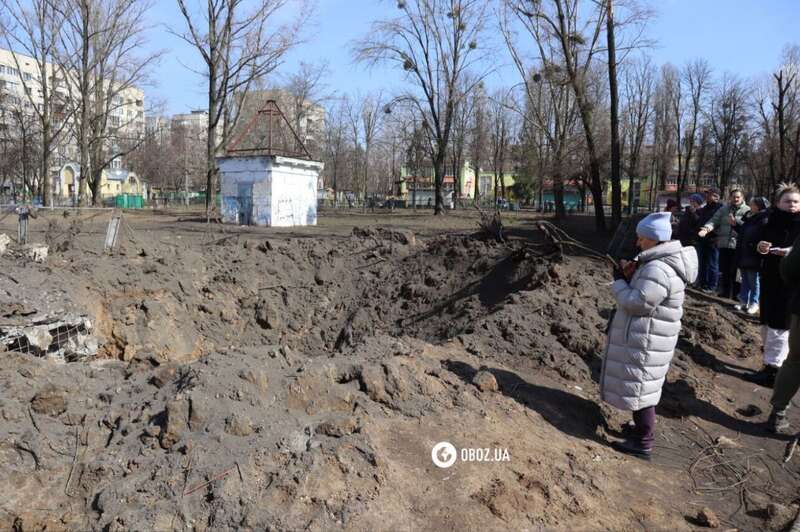 Бойова частина ракети біля під’їзду та вирва у дворі: наслідки ракетної атаки на Київ. Фоторепортаж