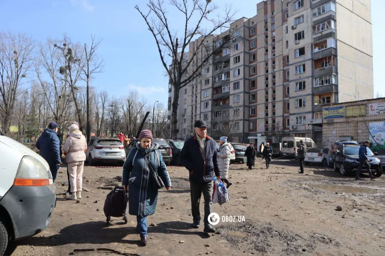 Бойова частина ракети біля під’їзду та вирва у дворі: наслідки ракетної атаки на Київ. Фоторепортаж