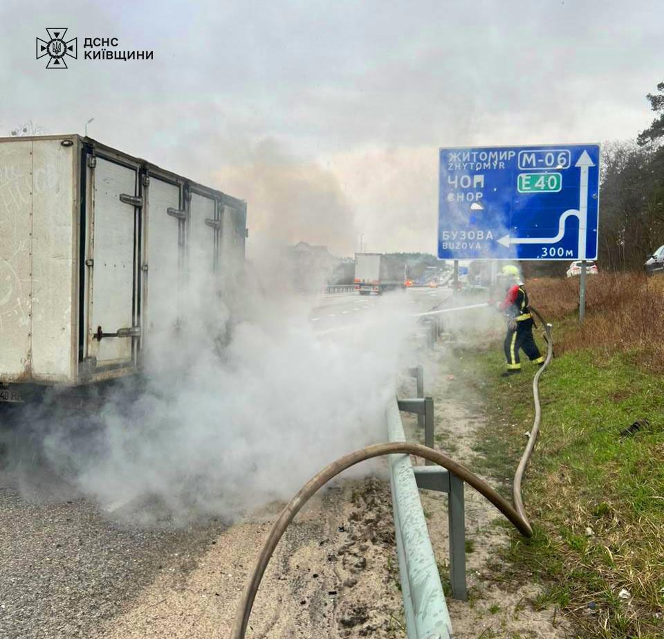 В Киевской области во время движения загорелся грузовой автомобиль: известно подробности. Фото и видео dqxikeidqxiqqeant