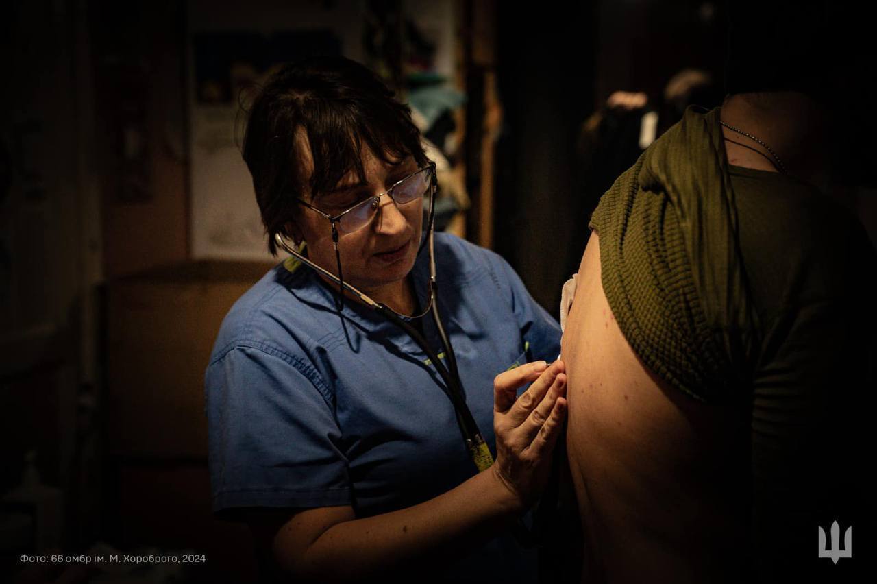 Зеленский показал тяжелые будни боевых медиков, спасающих жизнь украинских воинов на передовой