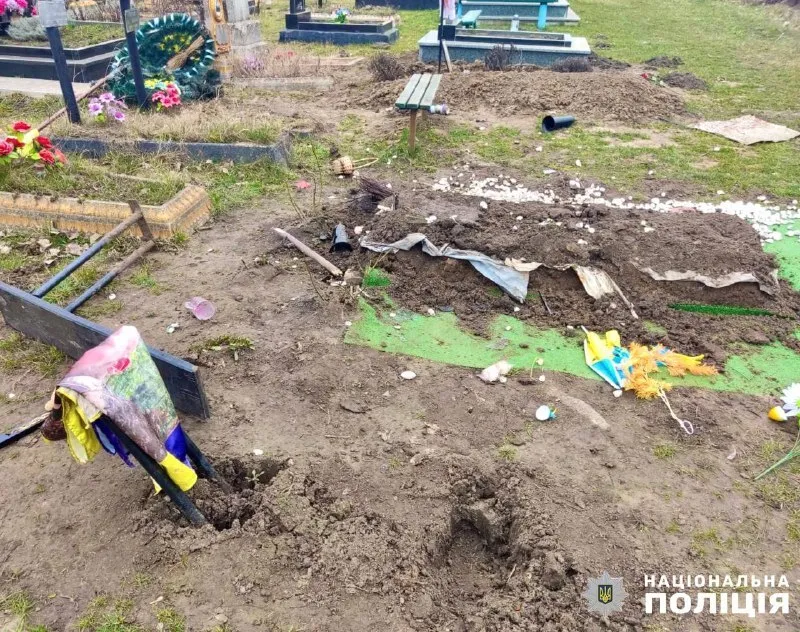 В Житомирской области мужчина разбил могилу военного, его задержали. Фото