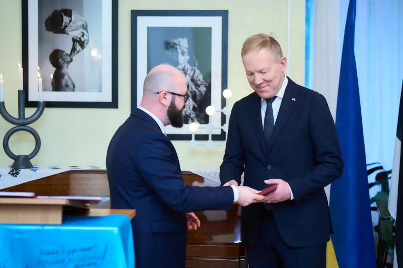 Марко Міхкельсон із Орденом За заслуги ІІ ступеня