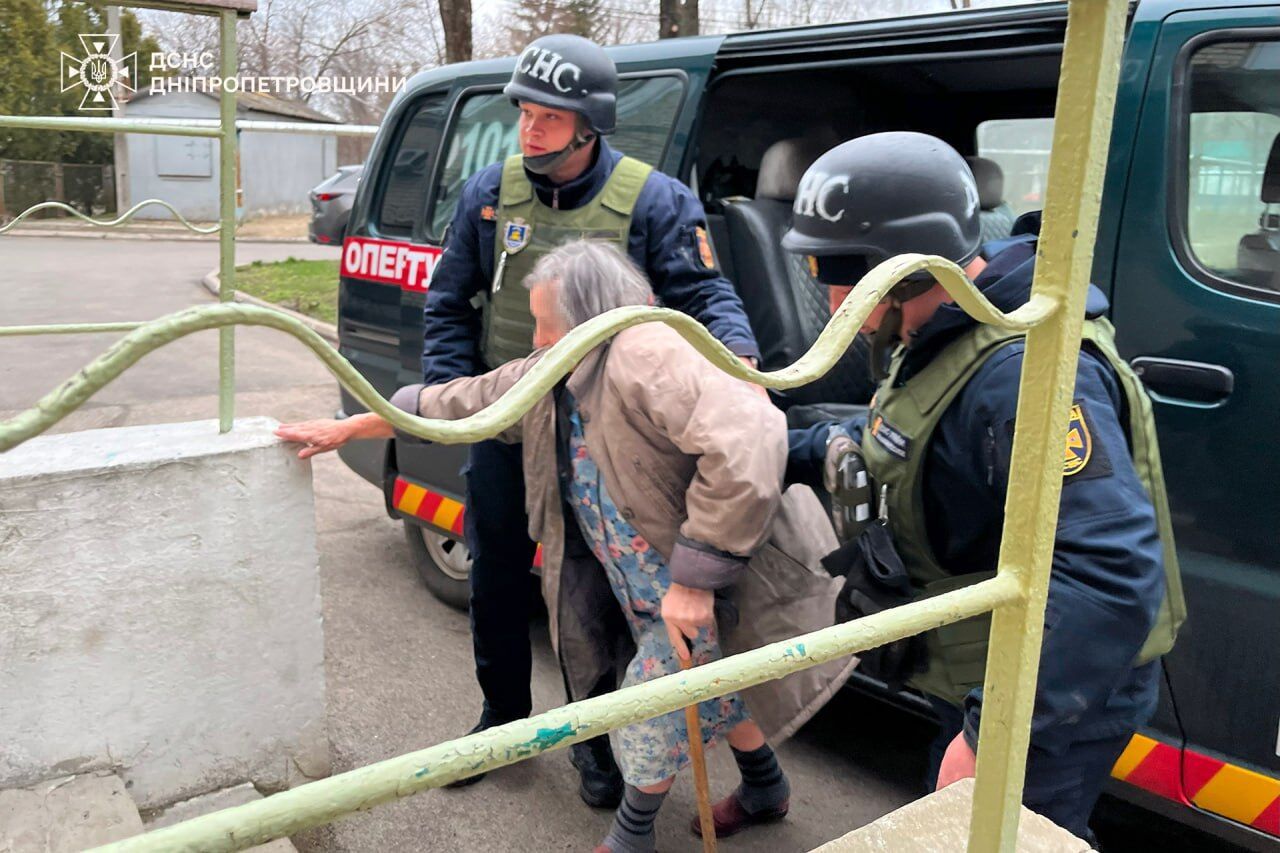 Окупанти вранці вдарили по Нікополю, пошкоджено будинки: постраждала жінка. Фото dqxikeidqxitkant