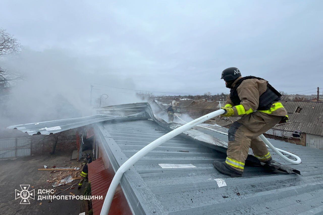 Окупанти вранці вдарили по Нікополю, пошкоджено будинки: постраждала жінка. Фото