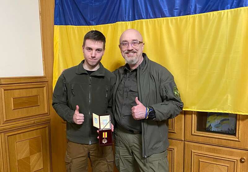 Роман Погорелый из DeepState с наградой от Минобороны (с на тот момент министром Алексеем Резниковым)