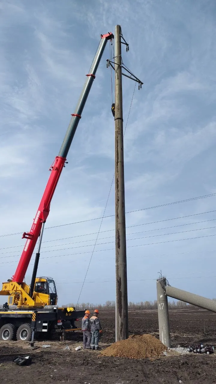 Electric poles are being replaced in the Kharkov region