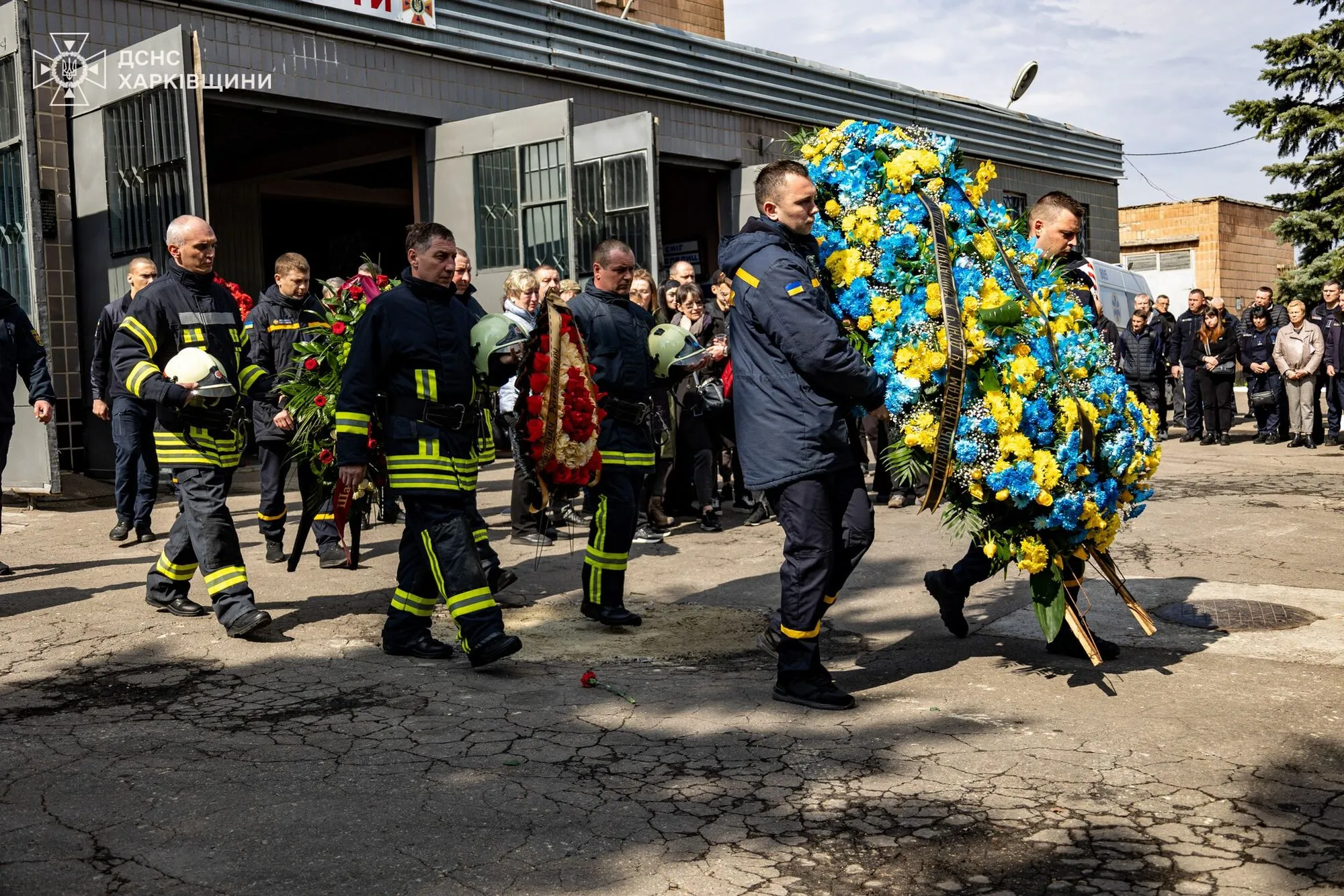 В Харькове простились с тремя спасателями, погибшими от удара армии России. Фото dqxikeidqxitkant