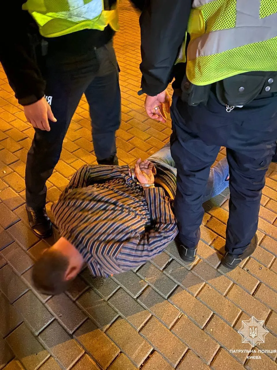 Угрожал прохожим и бросался на полицейских: в Киеве задержали нарушителя. Фото dqxikeidqxitkant