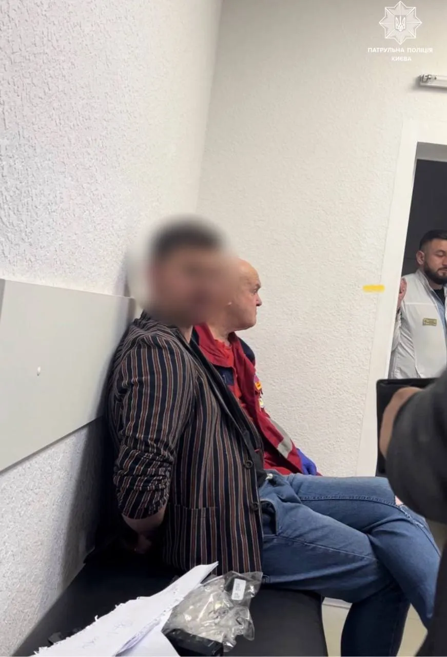 Погрожував перехожим та кидався на поліцейських: у Києві затримали порушника. Фото